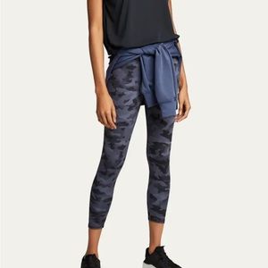 Like New Onzie grey camo legging